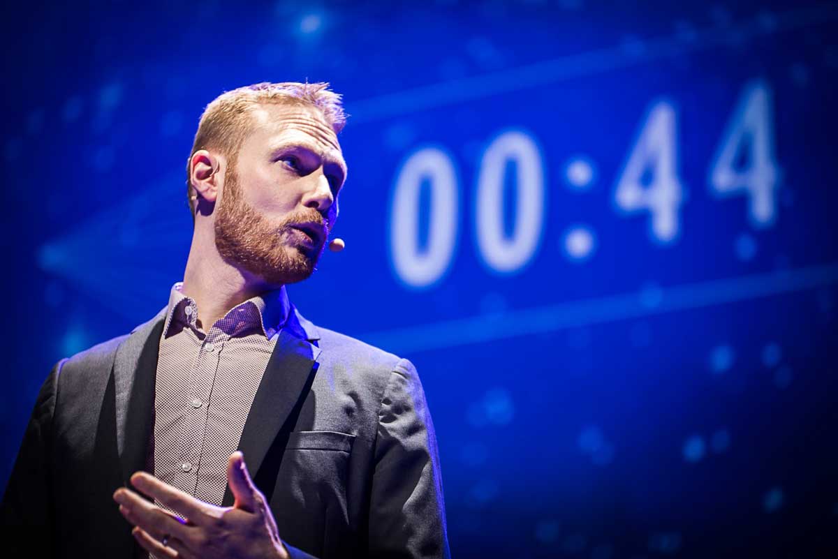 Thibaut Bernardin anime une conférence marketing devant un compte à rebours